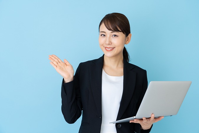 スーツの女性・パソコン